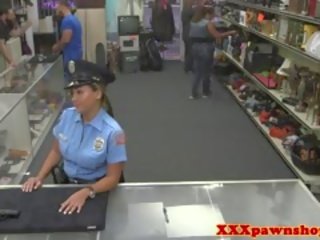 Реальний pawnshop секс відео з bigass поліцейський в уніформа
