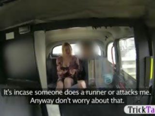 Malonus blondinė turistas suteikia čiulpimas į mokėti už jos taksi fare
