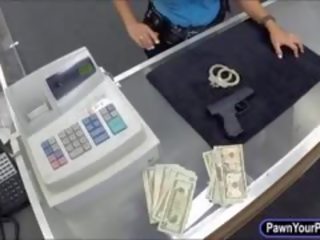 警察 役員 pawns 彼女の プッシー と 持っ 砲撃 のために お金