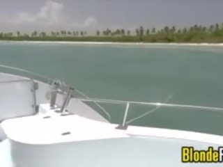 Blondine tiener neuken buiten op een boot