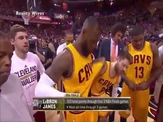 Lebron james vô tình vids một thứ cuốc trên tv