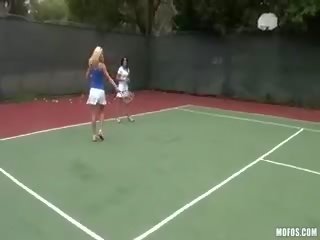 Tenis pelajaran: bagaimana untuk menangani itu buah zakar