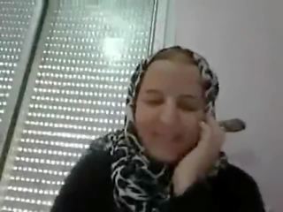 Arābu māte netīras runāt