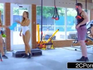 Nagy cinege csajok fasz fitnesz instructor -ban egy edzőterem - abigail mac, nicole aniston