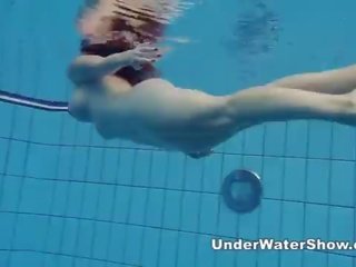 Redheaded ผู้หญิงสวย การว่ายน้ำ นู้ด ใน the สระว่ายน้ำ