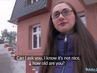 Público agente joven rusa en gafas follando un grande johnson