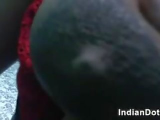 Magnifique indien poulette milks son poitrine