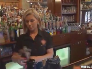 Bartender suger peter bakom counter