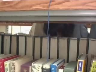 Jeune nana peloté en bibliothèque
