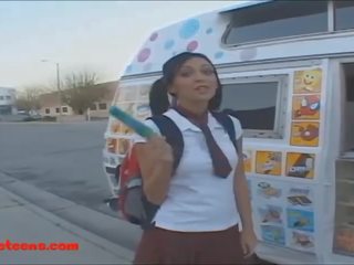 Icecream truck flokëverdhë i shkurtër flokë adoleshent fucked dhe ha cumcandy