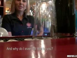 Nóng đến trot blondie barmaid mất tiền và được gỡ xương