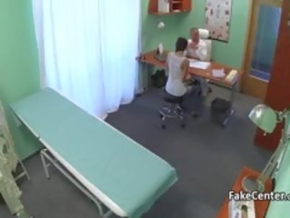 Esbelta miel follada terapeuta en hospital