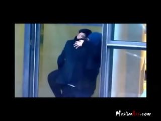 Hijab prof surprit embracing par caméra espion