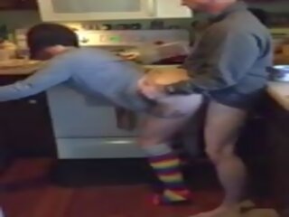 Vaimo cumming päällä husbands ystävät mulkku sisään the keittiö