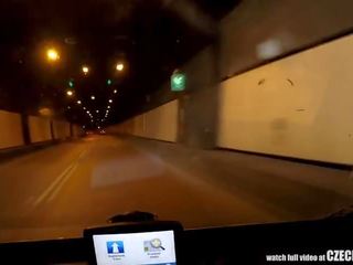 Neticams realitāte - svešiniekiem voyeurs vērojošas čehi taksometrs automašīna uz darbība