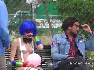 Clown ado baise dehors pov