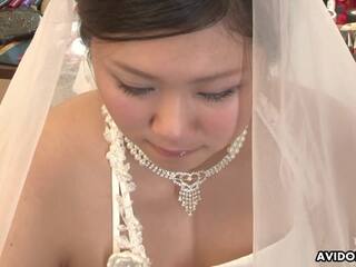 Magjepsës vogëlushe në një dasëm fustan