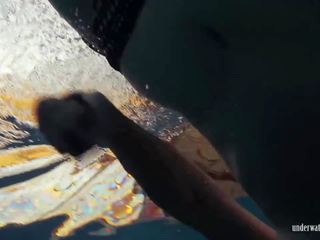 Redheaded katrin is strippen onderwater