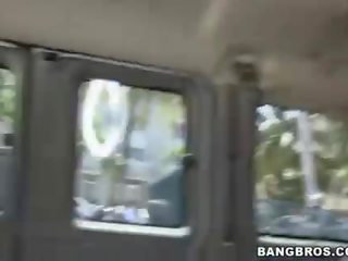 Provocativo morena golpeado en la bangbus