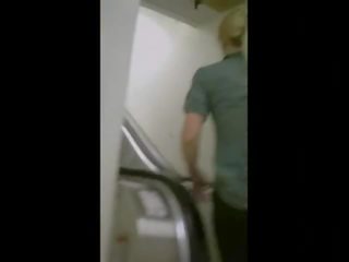 Captivating zadok na an escalator v jóga nohavice