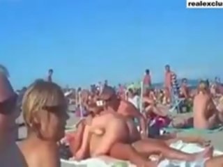Public nud plaja partener schimbate murdar film în vara 2015