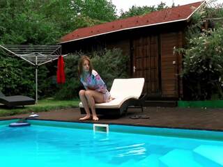 Hongaars tenger dun schatje hermione naakt in zwembad