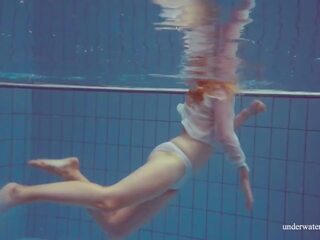 Magnificent erotisch geil tiener enchantress melisa darkova zwemmen naakt alleen