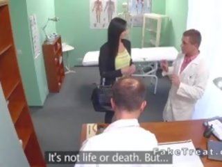 Mince brunette prend médecins bite