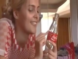 Блондинки красавици аматьори употреба coke бутилка към имам малко шега