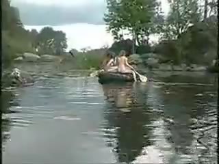 Tre fantastik vajzat lakuriq vajzat në the xhungël në varkë për bosht gjueti