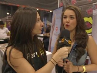 Allie nokausēt & jessie volt pie exxxotica 2015 ar pornhub aria