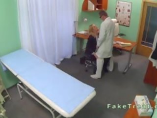 Natural rubia golpeado en falso hospital