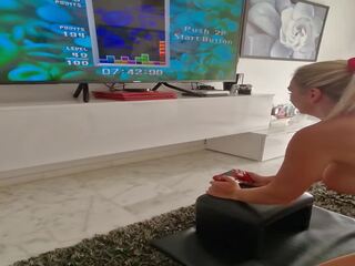 Milf tries para jogar tetris enquanto sentado em sybian xxx vídeo máquina mas ele ends com corpo sacudindo orgasmo