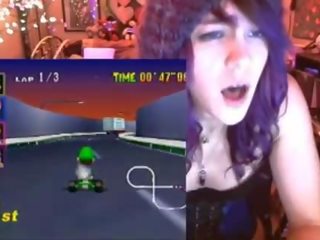 Geek nuori nainen cums pelissä mario kart