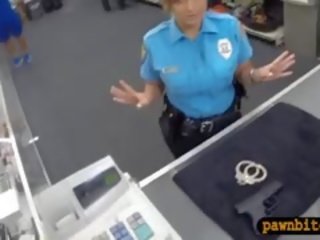 Milzīgs krūtis policija virsnieks pawns viņai vāvere un fucked