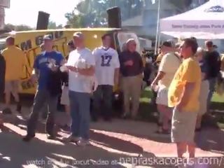 Faire la fête et clignotant seins tandis que tailgating extérieur iowa ville football jeu