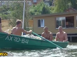 Erótico morena cerca la lake duro follada vídeo