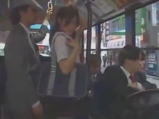 Aziāti pusaudze skaistule sagrupētas uz autobuss līdz grupa