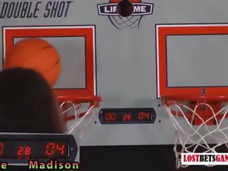 Две sedusive момичета играя а игра на лента баскетбол shootout
