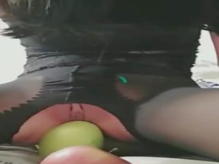 Hấp dẫn con gái puts các trái cây trong các lỗ thủng