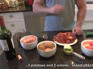 A mees masturbeerib sisse a köögis