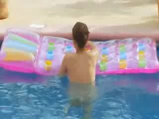 Titty bábika masturbovanie v the bazén