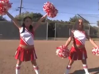 Cheerleader meisjes immediately na football spelletje met quarterback