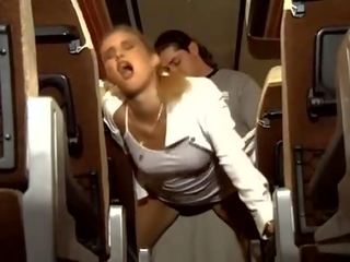 Mari regarde femme gangbanged en restaurant et anal en autobus