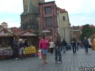 Vovó turista saltos em eixo