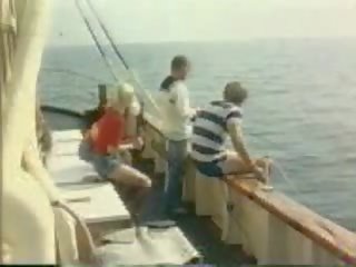 Millésime groupe sur une bateau
