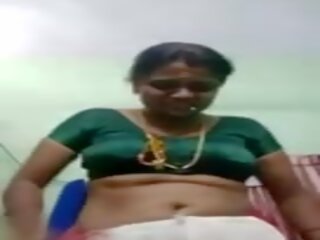 Tamil aunty removes saree and movs big boobs