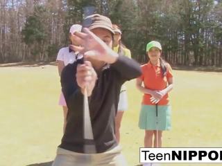Delightful aziatike adoleshent vajzat luaj një lojë i zhveshje golf: pd e pisët kapëse 0e
